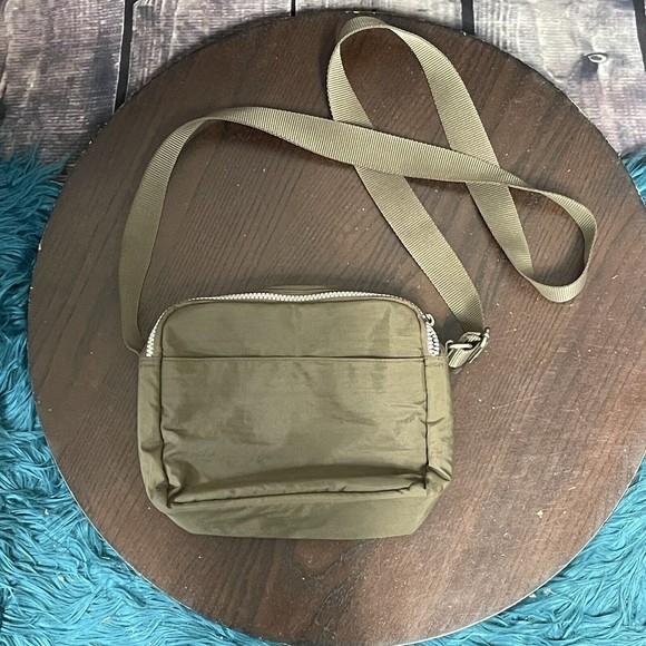 Baggallini Crossbody Purse Travel Tan Khaki Excellent Condition - Picture 2 of 16